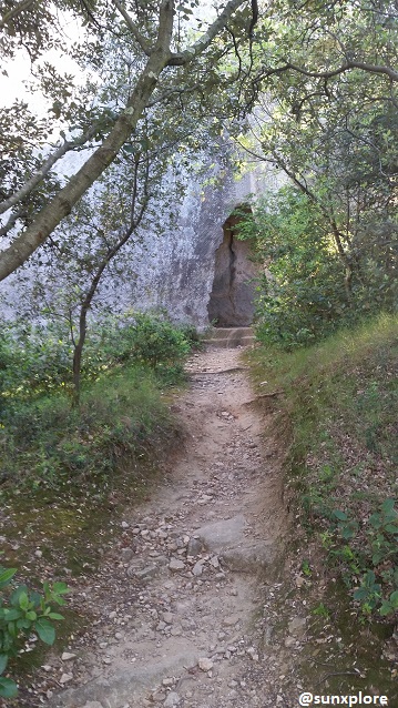 Proche de l'entrée de l'aqueduc de Sernhac