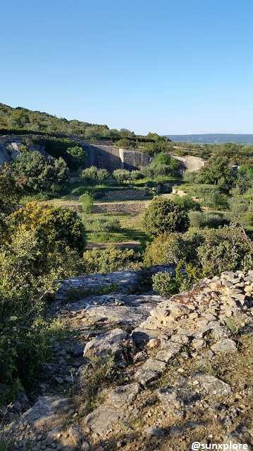 Une vue d'ensemble du site de l'aqueduc romain de Sernhac, dans le gard