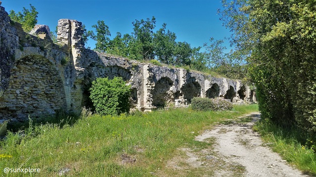 Dans la continuités du Pont du Gard, l'aqueduc romain fait plus de 52 kilomètres entre Uzès et Nimes