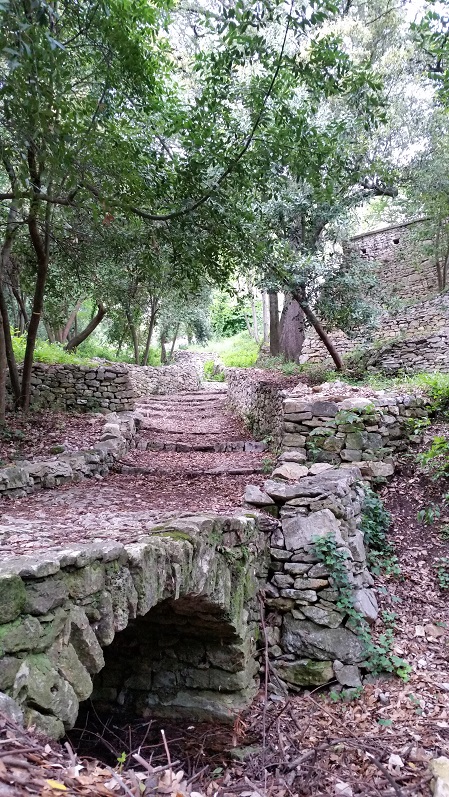 Le chemin de l'Ermitage à Collias