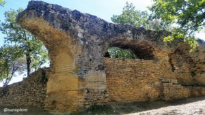 Les vestiges de l'aqueduc romain, dans la continuité du pont du Gard