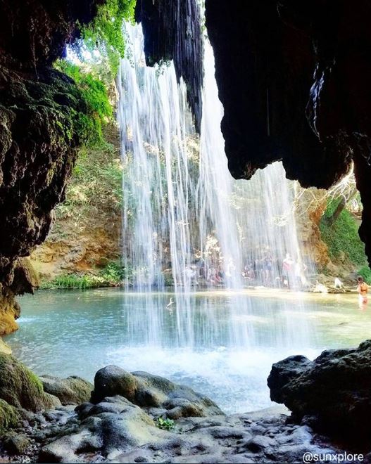 Une grotte derrière la cascade du Grand Baou