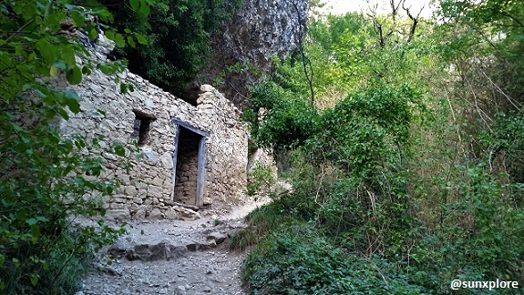 Une ancienne habitation en bordure du chemin de randonné qui mène à la chute de la Druise
