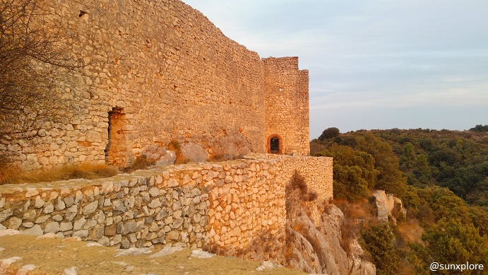 Le château du castellas à Saint-Victor-la-Coste dans le Gard