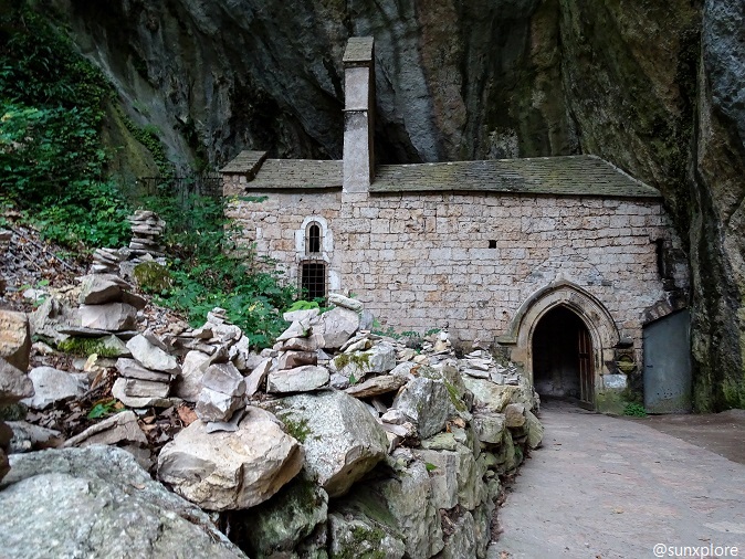 Une chapelle insolite dans une grotte au cœur de Saint-Chély-Du-Tarn, un hameau de Lozère dans les Cévennes