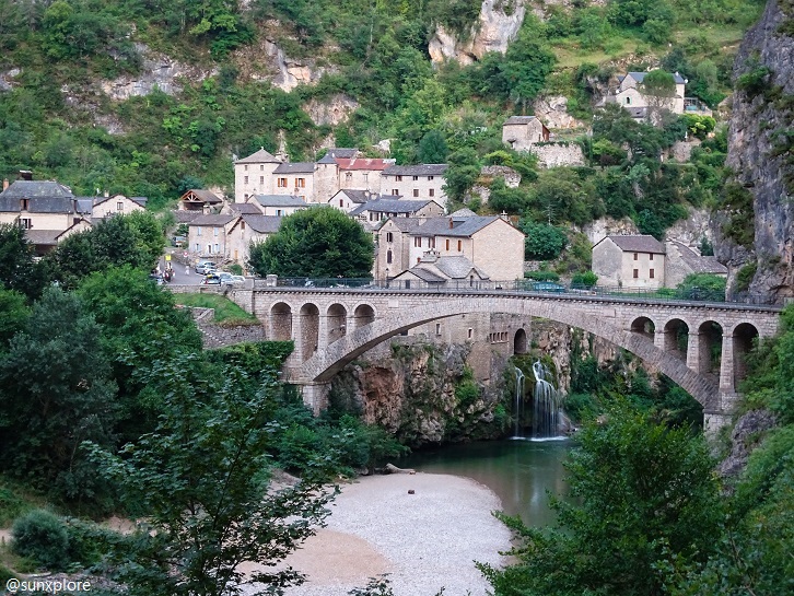 Saint-chély-Du-Tarn, les gorges du Tarn, son pont majestueux, sa cascade et le village…