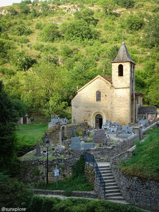 L’église et le cimetière de saint Chély-du-Tarn surplombent les gorges du Tarn