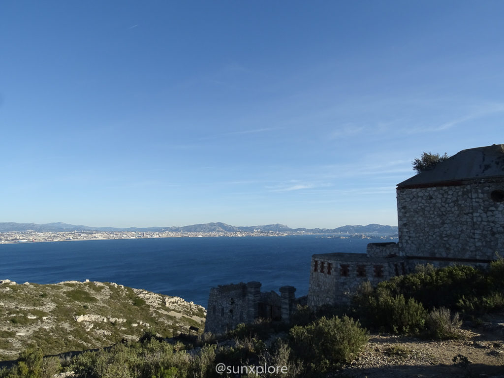 Fort Niolon domine l’entrée du port de Marseille par la méditerranée