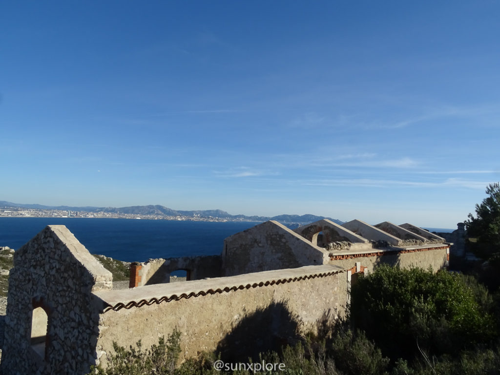 Un bâtiment en ruine domine Fort Niolon et les îles de Marseille