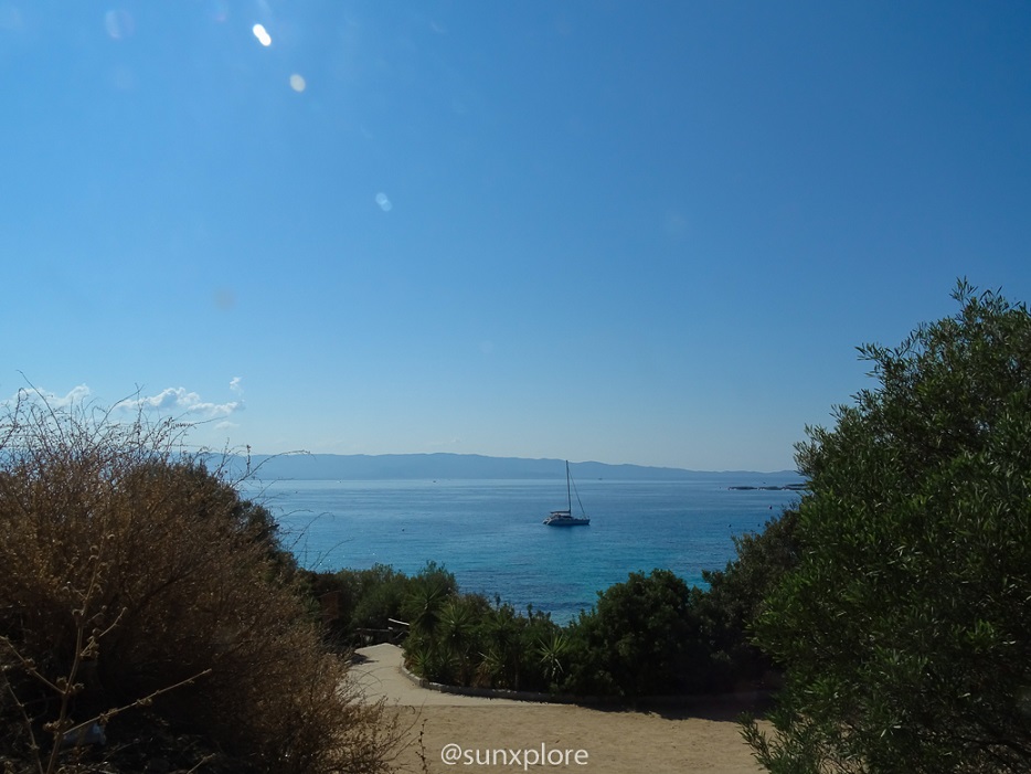 Un chemin descend vers la plage du moorea, une plage Corse proche d’Ajaccio, idéale pour profiter de l’été