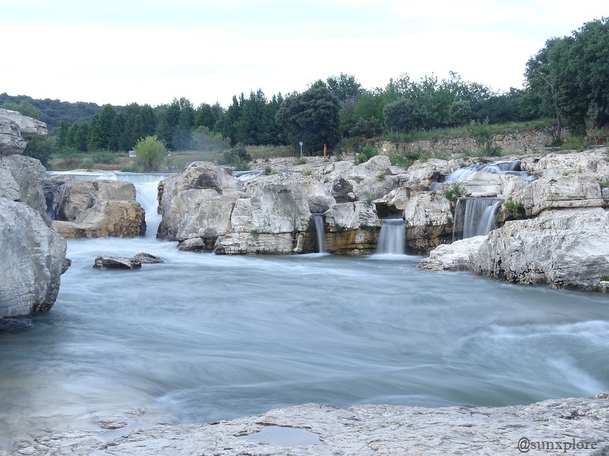 Photo de la cascade du Sautadet prise en pose lente, montrant la puissance de l'eau dans son mouvement.