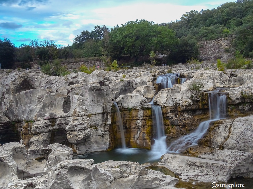 Les eaux cristallines des cascades du Sautadet tombent avec grâce et puissance sur les rochers environnants, créant un spectacle naturel fascinant.