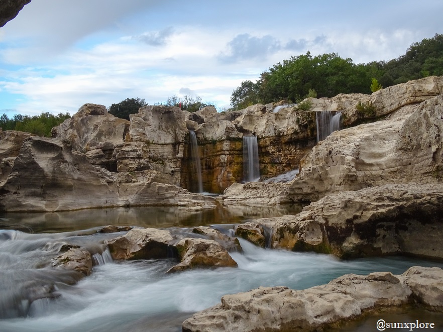 Découvrez la vue panoramique sur les cascades du Sautadet et leur environnement naturel, prise d'un peu plus loin.