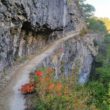 Un chemin creusé dans la roche pour une randonnée insolite dans la Drôme