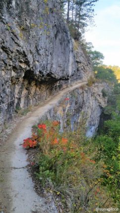 Un chemin creusé dans la roche pour une randonnée insolite dans la Drôme