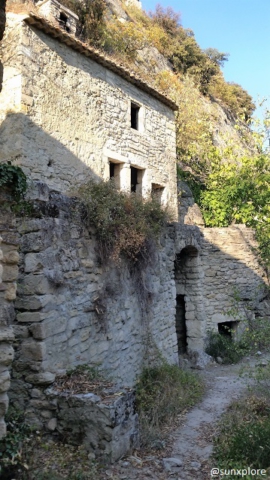 Une maison abandonnée au village du Barry à Bollène