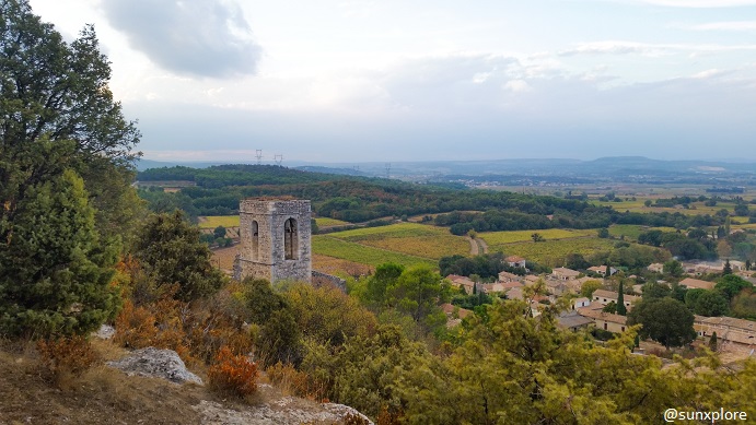 Une vieille tour domine le paysage de Saint-Victor-la-Coste