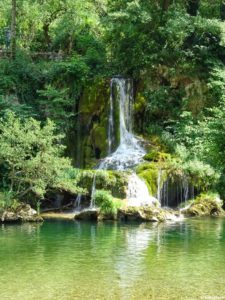 Une seconde cascade se jette dans l’eau turquoise des Gorges du Tarn, un des meilleurs coins de baignade de Lozère