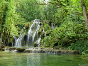 Vues d’ensemble de la cascade des tufs dans le Jura