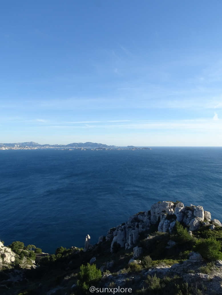 Une promenade qui offre de nombreux points de vue sur la méditerranée, l’île du Frioul et les calanques proches de Marseille