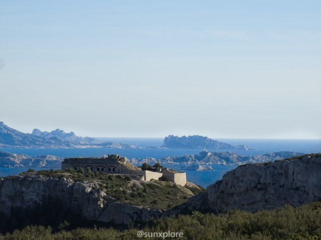 Au premier plan, le Fort de Niolon, en second plan, les îles de Marseille, de gauche à droite : L’île Ratonneau, l’île du Frioul, l’île Pmègues Au dernier plan, de gauche à droite : Le Cap Croisette, l’île Maîre et l’île Tiboulen de Maîre: