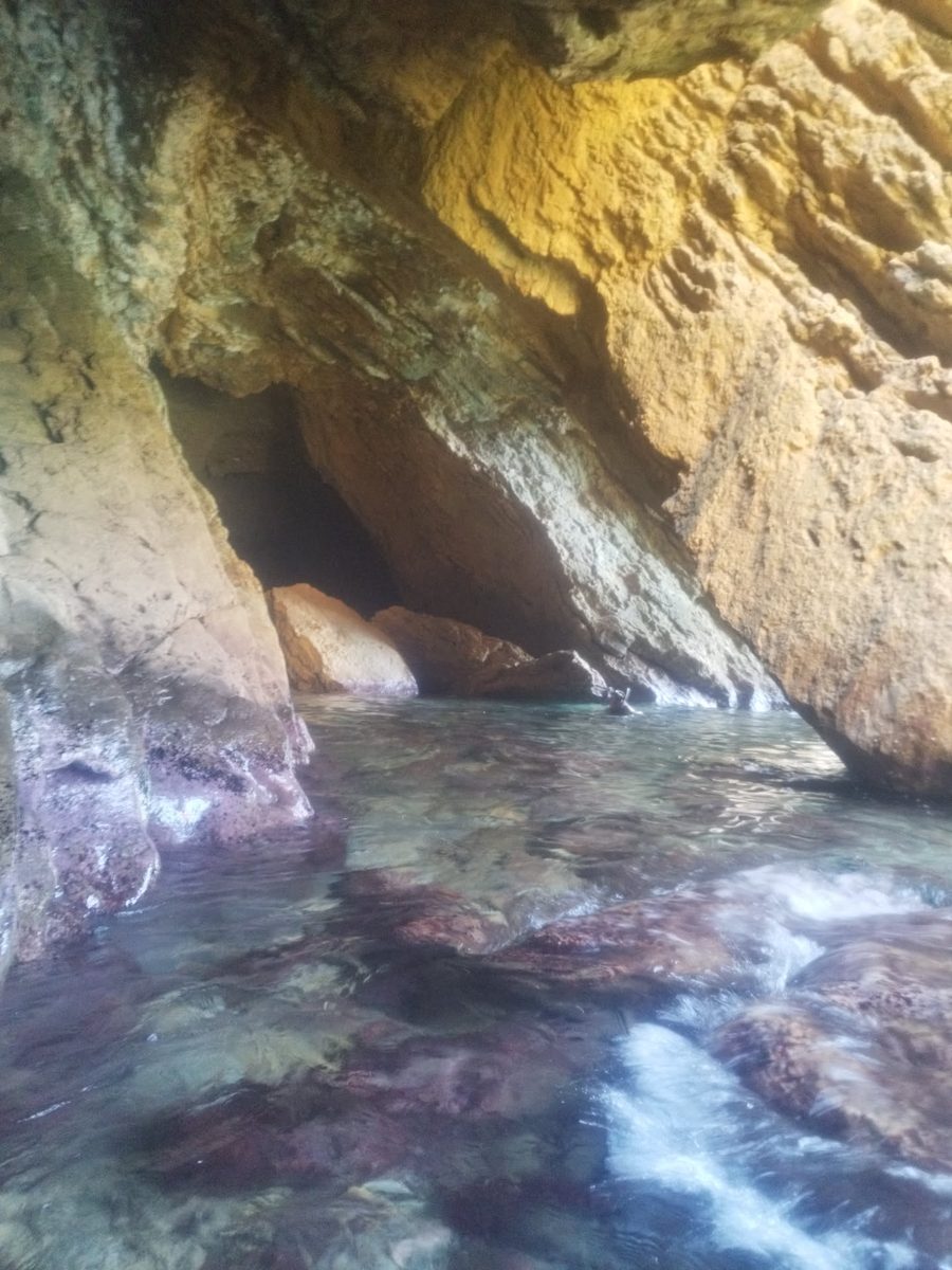 Intérieur d'une grotte marine de la calanque de la Madrague