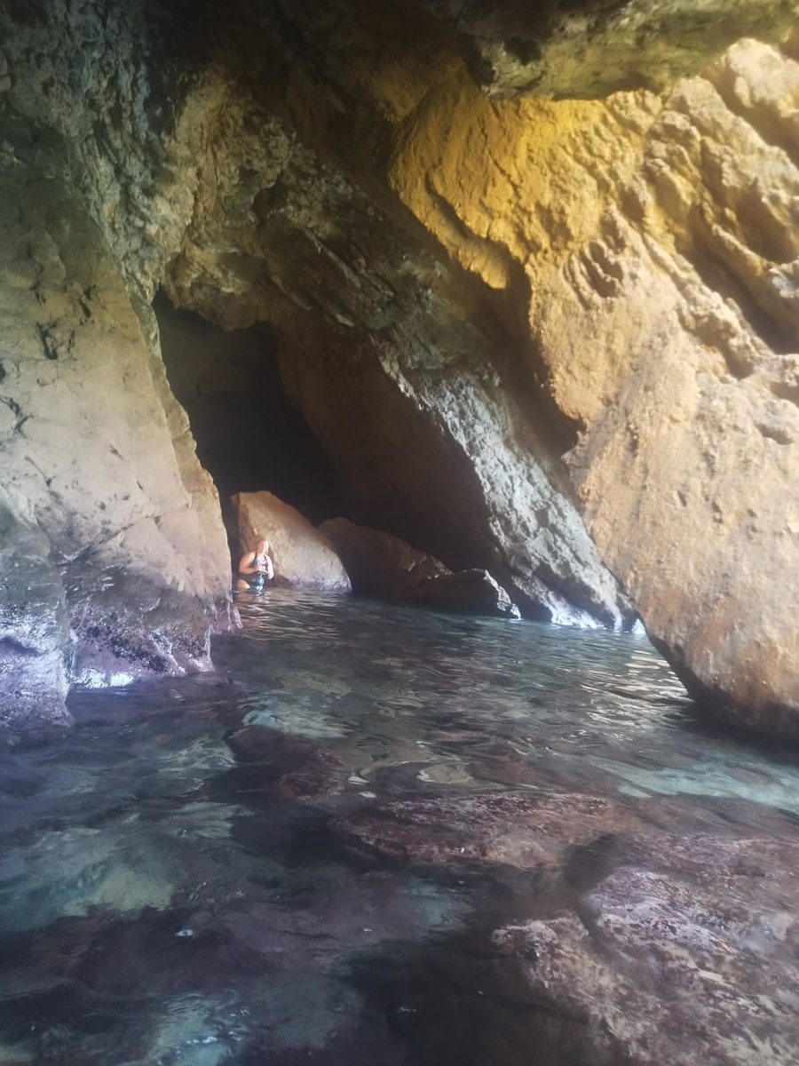 Grotte marine de la calanque de la Madrague visitée à la nage