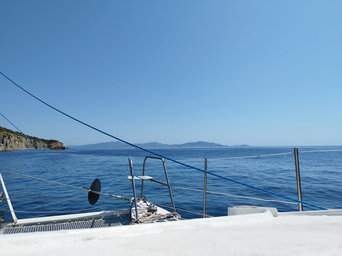 La côte de la Côte Bleue vue depuis le pont du bateau