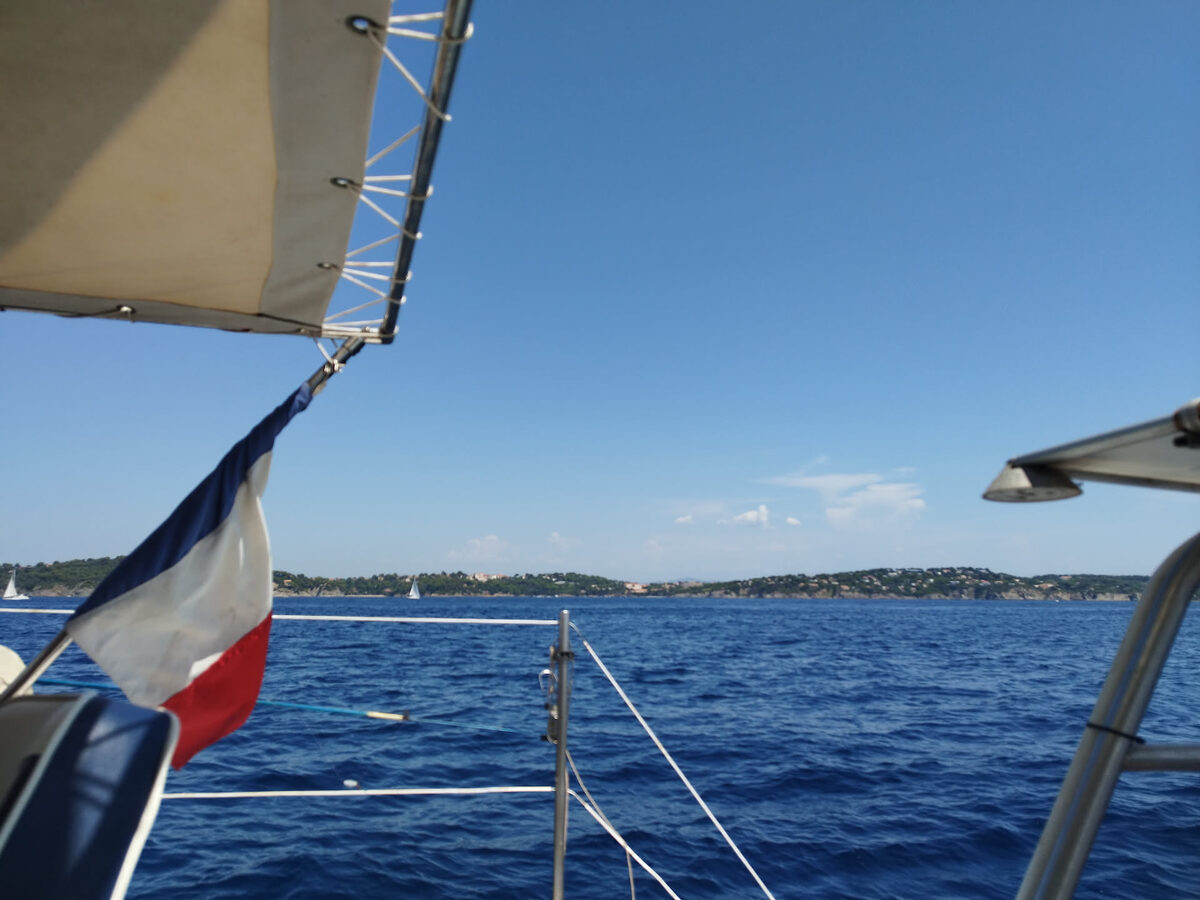 Voilier sous voile avec pavillon français en Méditerranée, le jour de l'éclipse du 12 août 2026