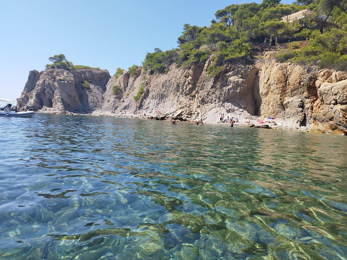 Bateaux au mouillage dans une crique de la calanque de la Madrague, eau transparente