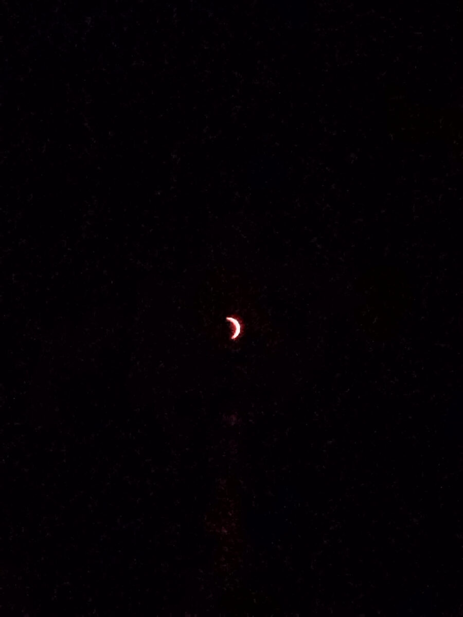 Fin croissant de Soleil visible dans le ciel sombre au maximum de l'éclipse partielle du 12 août 2026