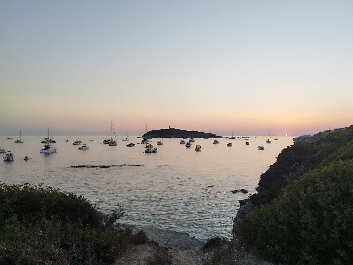 Bateaux au mouillage dans la baie des Embiez à la tombée du jour, ciel pastel