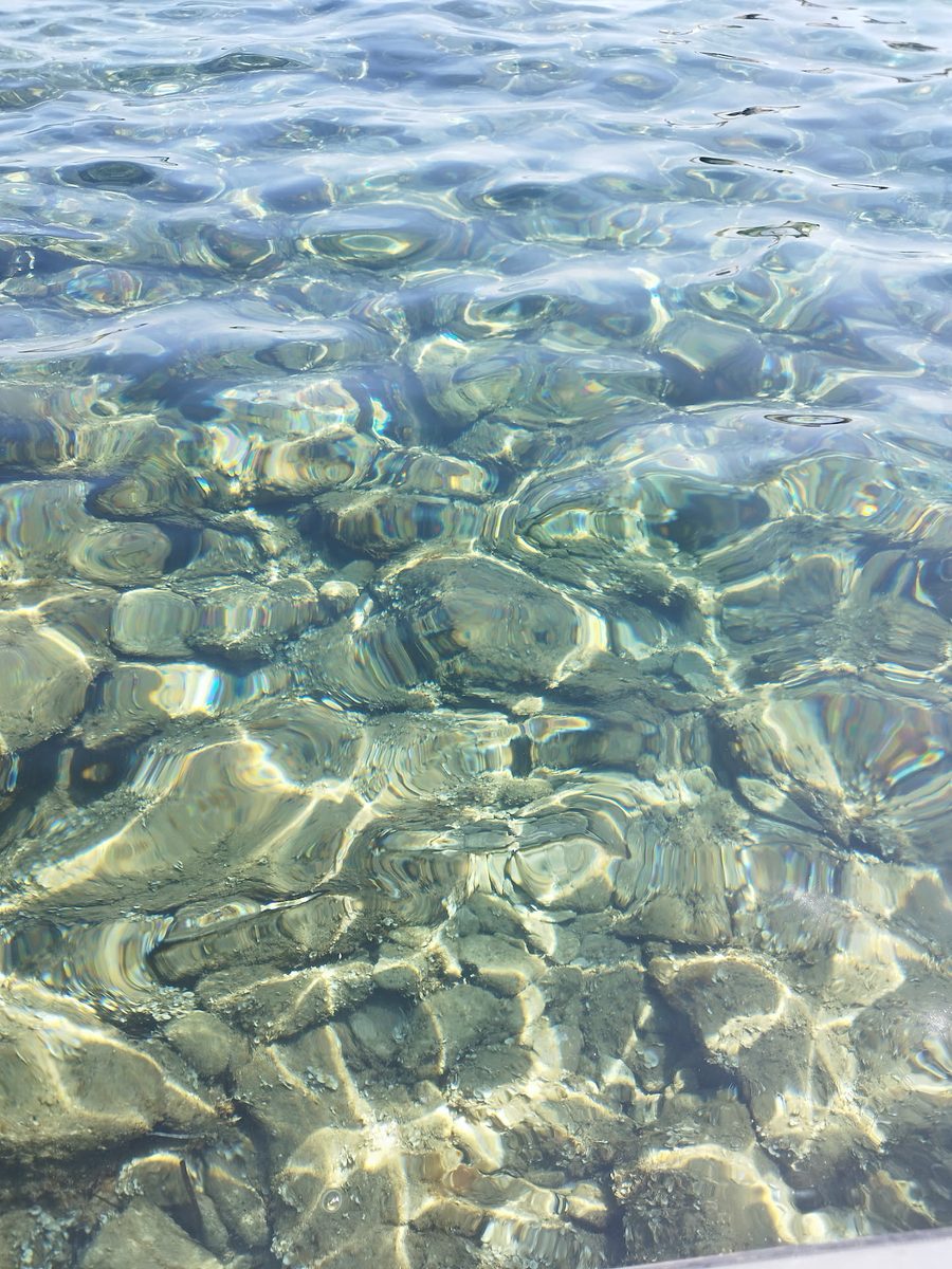 Eau translucide au-dessus des rochers dans la calanque de la Madrague